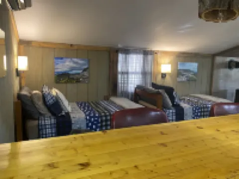 Cabin where the black top ends… Cabin 2 Pendleton County otelleri