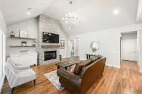 Executive Stay, Modern Farmhouse Perfect Location. Garage Parking.