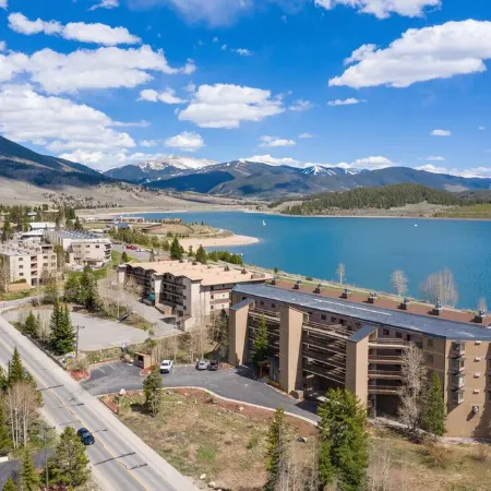 Premier Scenic Lakefront Luxury - Ski Country in the Heart of Colorado