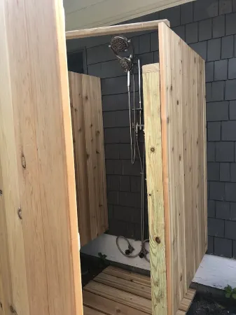 Airy beach cottage steps away from Pine Point Beach!