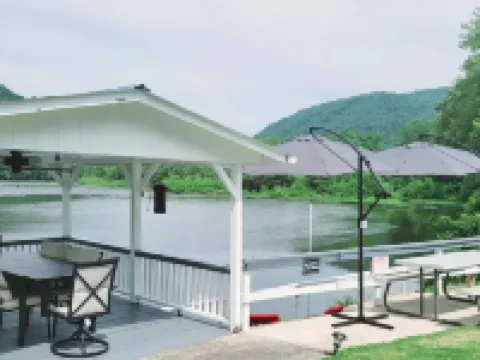 Charismatic 4-bedroom home on the New River ニュー・リバーのホテル