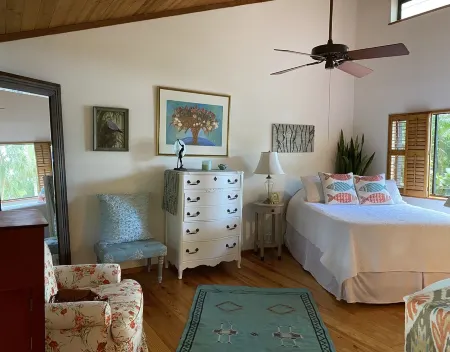 Hobe Sound Waterfront Gem ~ Private Dock and Boat Launch ~ 3 min to the beach!