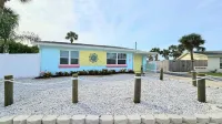 Beautiful, Cozy, Beach Bungalow Steps from the Ocean!