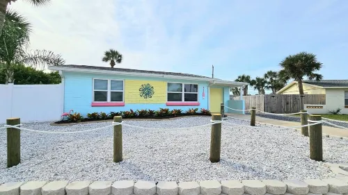 Beautiful, Cozy, Beach Bungalow Steps from the Ocean!