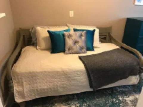 Modern 4 Bedroom 2 Bath Sleeps 10 Newly Renovated Whole House Rental Hotels in Jersey County