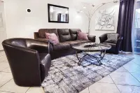 Upgraded Tropical Oasis! Heated Pool, Spa & Gym, Walk to Strip!