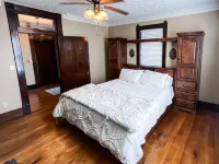 Historic 4 bedroom house with hot tub-great location
