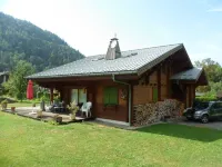 8 people - 6 bedrooms - 250m2 + 3.000m2 garden - 8 mins from skiing - Montblanc view