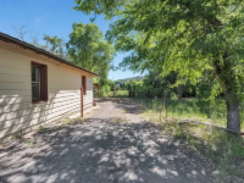 The Red Door Wanderer’s Nest - A Historical 1920's Downtown Gem - Pet Friendly