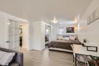 Cozy & spacious apartment walking distance to the best of Denver!