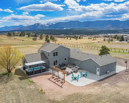 20 ft swim spa! 5 bed, 4 bath, hot tub, 5 acres, game room, north CO Springs! Hotels in Gleneagle