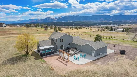 20 ft swim spa! 5 bed, 4 bath, hot tub, 5 acres, game room, north CO Springs! Отели рядом с достопримечательностью «Парк Уотерфронт»