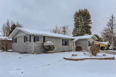 Luxurious getaway near Olde Town Arvada Отели рядом с достопримечательностью «The Well House Assisted & Senior Living of Arvada»