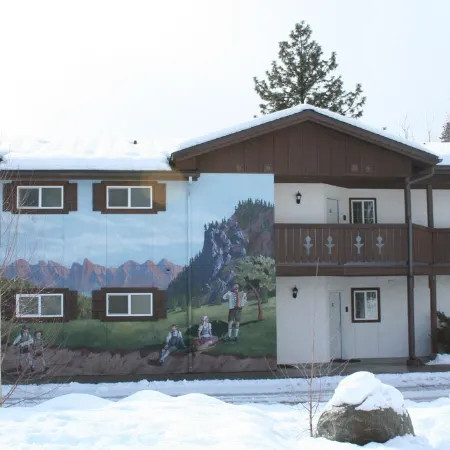 Icicle Village Resort Luxury Condo, Jacuzzi Bath. 1/2 mile from down town.