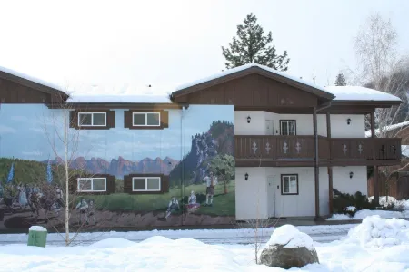 Icicle Village Resort, Luxury Queen Suite Condo. Just 1/2 mile from down town