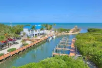 Ocean Front, Renovated. Marina, New Pool/Hot Tub and Private Beach. Top Floor!