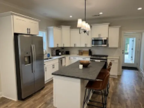 Brand New Gameday Getaway! Less than 3 miles from Campus.