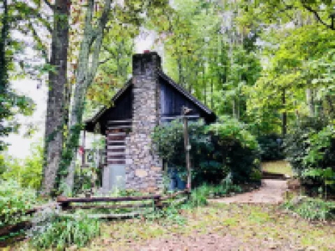 Romantic Getaway with real wood fireplace, Hot tub, Spectacular Mountain Views