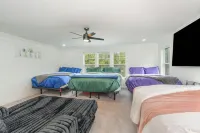 Upscale spacious 5-bedroom house mins to Airport with fitness and game rooms