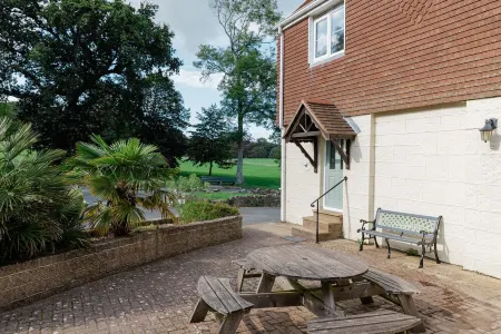 A cosy cottage in Shanklin Old Town with 15% off Red Funnel travel. Отели рядом с достопримечательностью «Шанклин в Ventnor Coastal Walk»