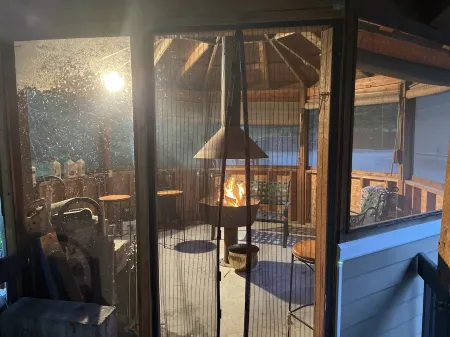 Large 4 Bedroom, Minutes from Mountains, Inlet, Airport and Downtown. Отели рядом с достопримечательностью «Зоопарк Аляска»