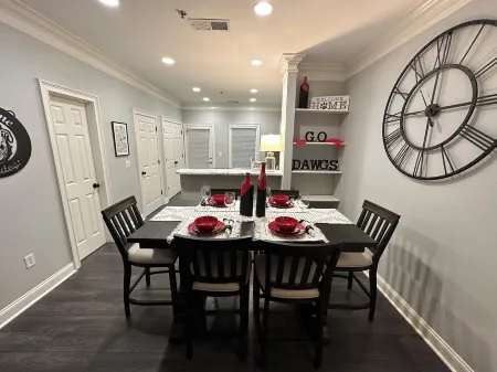 Georgia Dawg House! Game weekend, business travel, this condo has it all!