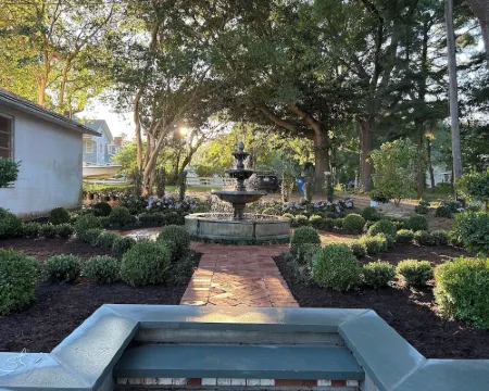 Charming 3-bedroom house in Deltaville with Stunning Views and Beautiful garden! โรงแรมในMiddlesex County