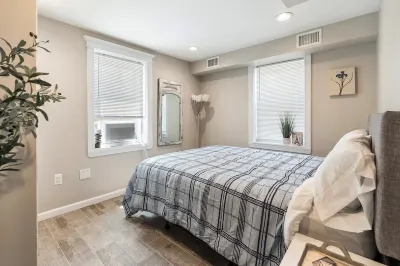 Ocean Block Haven: Stylish 1BR Retreat with Beach Badges