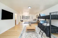 Williams Pines TrainStation Home Hotels in Parks