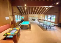 Cozy retreat. Walk to town / shuttle. 5 min drive to ski lifts and parks.