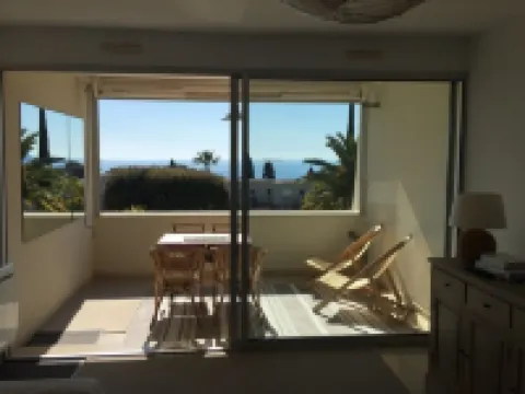 Cassis, Apartment with terrace, sea and cliff views. Private parking, Wifi.