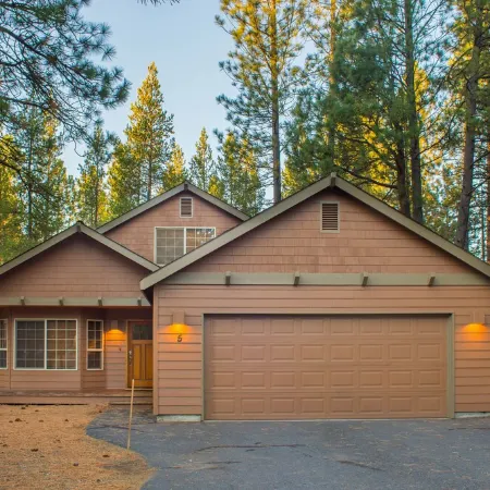 Exceptional Home Near SR Village / Hot Tub / Sharc Passes / AC / Wi Fi / Bikes