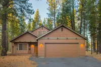 Exceptional Home Near SR Village / Hot Tub / Sharc Passes / AC / Wi Fi / Bikes