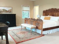 Cheerful 5-Bdrm Home  | Huge Fenced Yard  | Kid-Pet Friendly  | Near it all! Hotels in Lincolnia