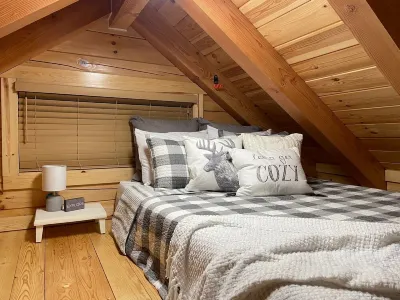 Cozy Hocking Hills Cabin on 20 private acres! Only 7 miles from State Park!