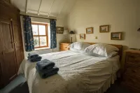 Detached Stone Cottage with a Private Indoor Pool (Not Shared) Hotels in 