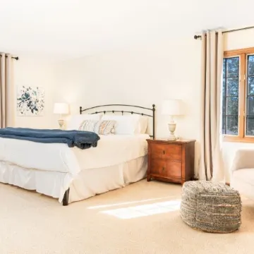Perfect Summer Get Away! Charming 4 Bedroom Lake Front Home.
