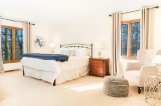 Perfect Summer Get Away! Charming 4 Bedroom Lake Front Home.