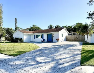 BEAUTIFUL Beach Home in NAPLES ONLY 4 miles away from the beach! Hotel in zona Kensington Golf & Country Club