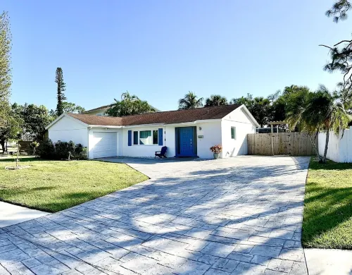 BEAUTIFUL Beach Home in NAPLES ONLY 4 miles away from the beach!