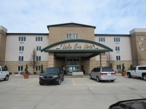 Lakefront Condo #309 2Br/2BA-Private Balcony, Private Beach and Wine Tours!