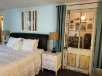 Historic Downtown Sanford Sunshine Cottage with Tree Top Suite!