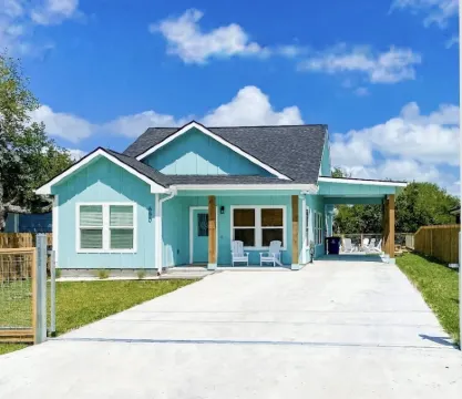 NEW 3BR/2B home w/ fenced yard - Dog & EV friendly - 4성급