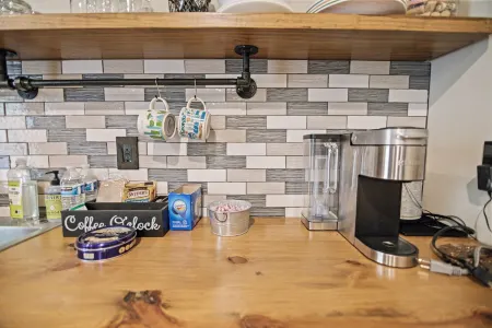 Cozy Private Basement w/ Pool & Workout Отели в г. Чероки