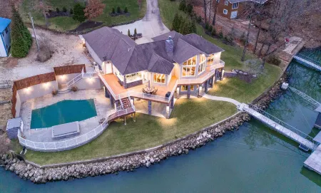 Private Pool & Spa, Outdoor Kitchen, Boat Ramp, Great Views & Flat Lot