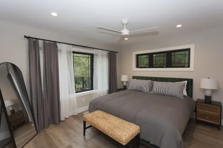 REDBUD HOLIDAY HOUSE: Spacious, Modern Home–Sleeps 14 Plus Incredibly Walkable! Отели в г. Дуглас