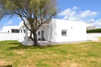 Villa in Los Caños de Meca of 600m2 plot next to the field and the beach.