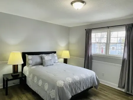 Apt. near Downtown Greenville (2BR/1BA, 3 beds) Отели в г. Данин