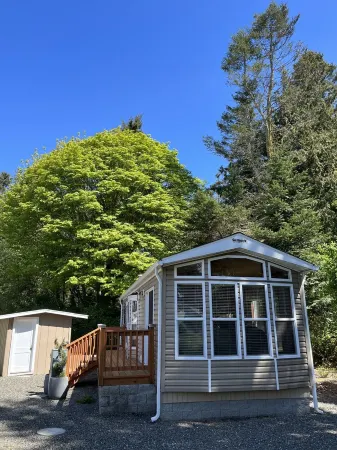 Private beach access - located in a secluded community Отели рядом с достопримечательностью «Нью Дангенесс Лайтхаус»