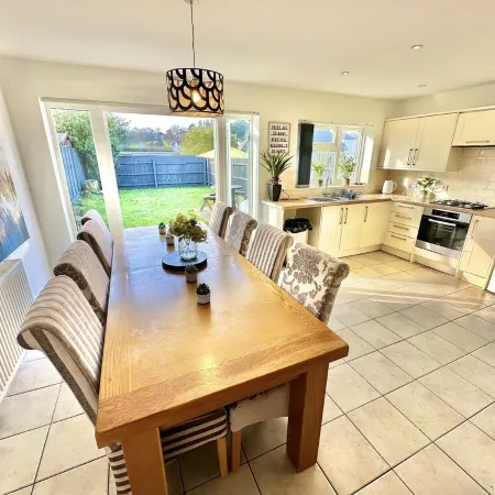Large Four Bedroom - With Hot Tub and Parking - Sleeps 8